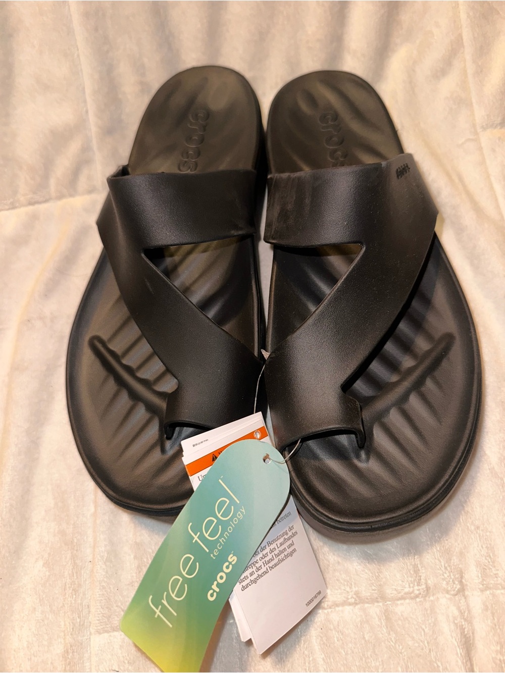 CROCS Black Women's Freefeel Cross-Strap Sandals
